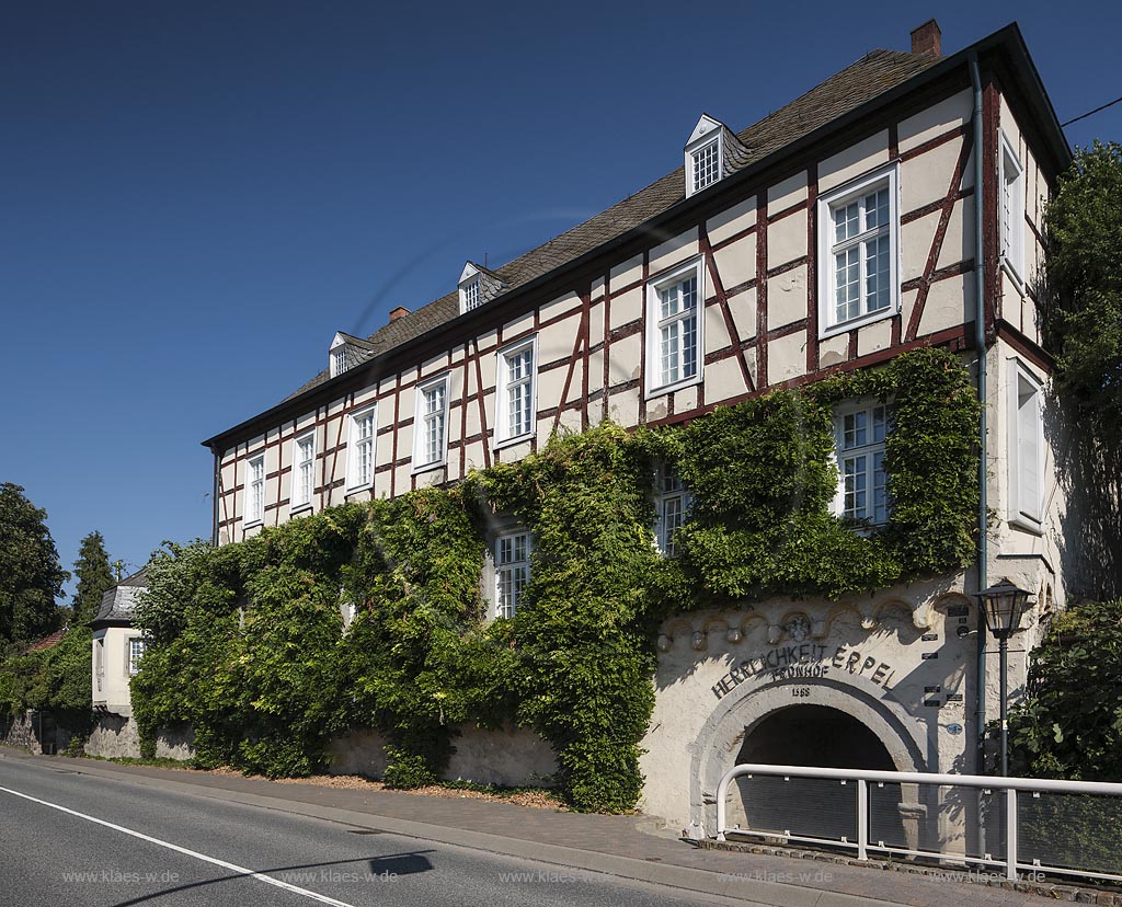 Erpel, Blick auf den Fronhof, er war nicht nur wirtschaftlicher Mittelpunkt einer Villikation, sondern auch Zentrum der Herrschaftsausuebung; Erpel,; Erpel, view to the Fronhof.