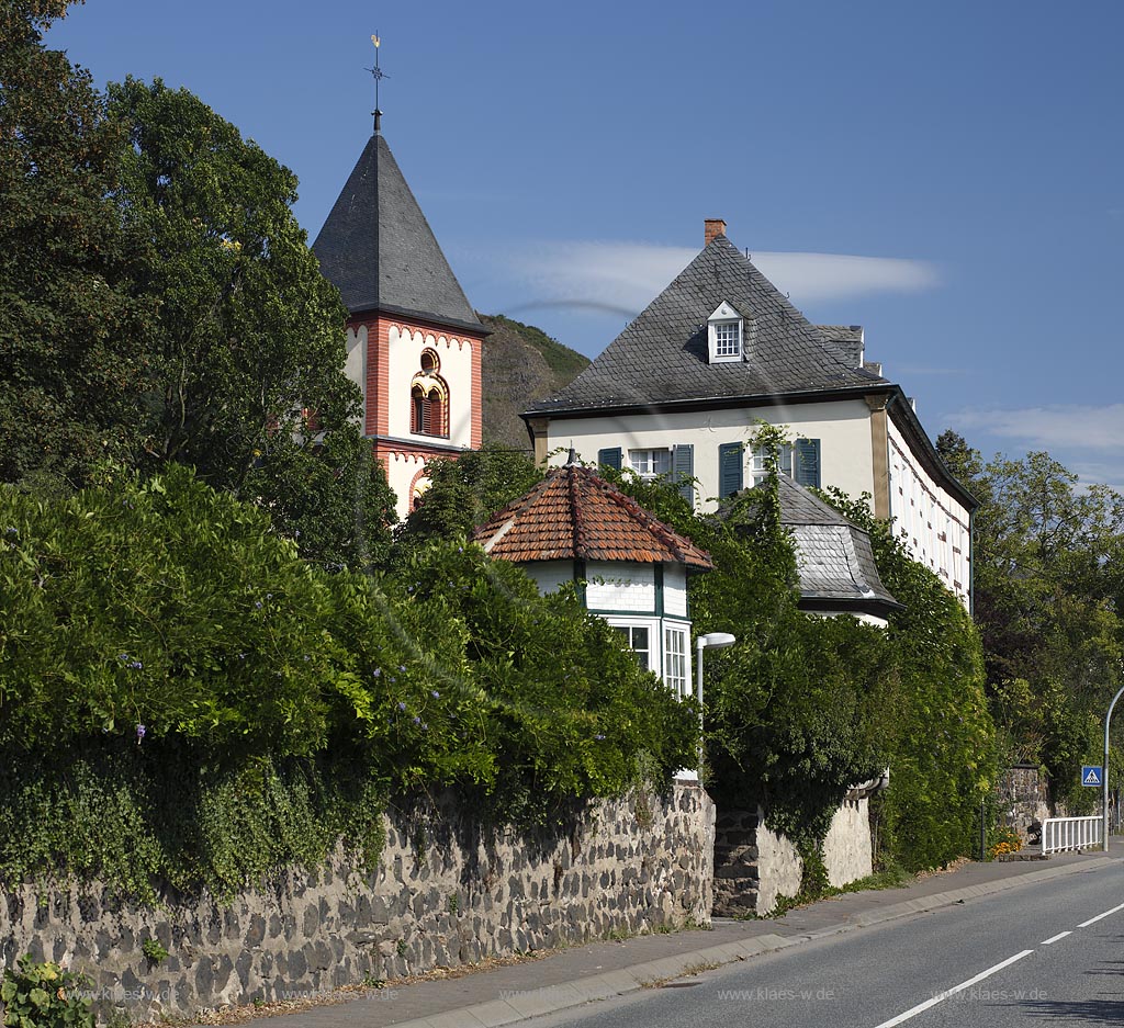 Erpel, Fronhof mit Kirchturm der katholischen Pfarrkirche St. Severin; Erpel, Fronhof with steeple of the catholic parish church St. Severin.