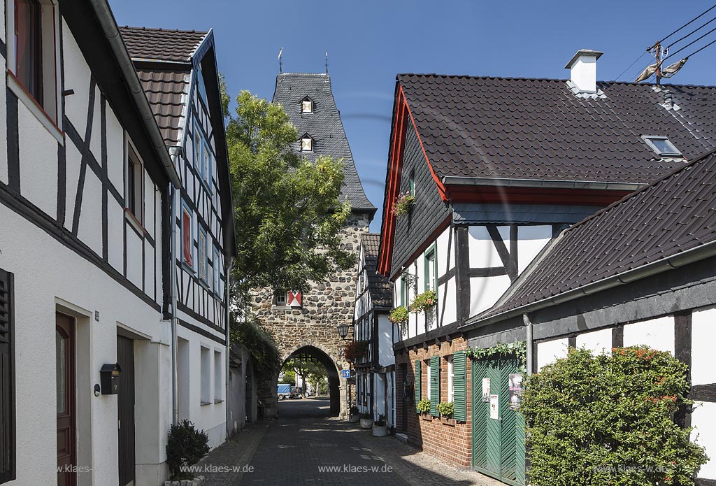 Erpel, Hauptstrasse mit Neutor Stadtseite; Erpel, street Hauptstrasse with Neutor Stadtseite.