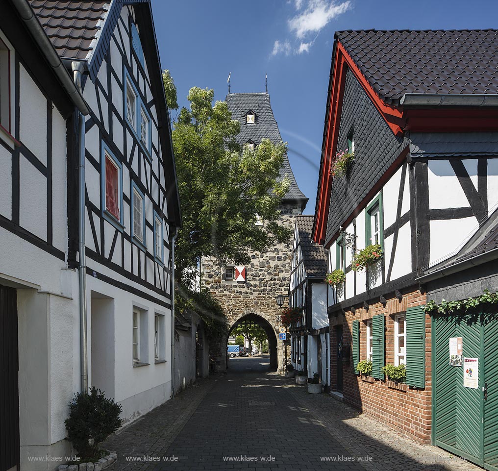 Erpel, Hauptstrasse mit Neutor Stadtseite; Erpel, street Hauptstrasse with Neutor Stadtseite.