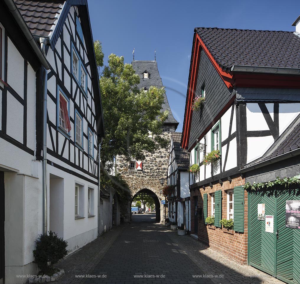 Erpel, Hauptstrasse mit Neutor Stadtseite; Erpel, street Hauptstrasse with Neutor Stadtseite.