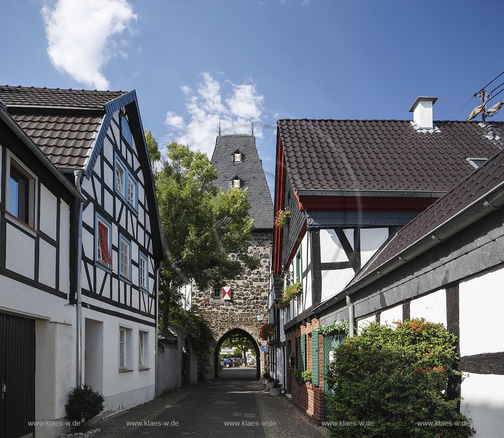 Erpel, Hauptstrasse mit Neutor Stadtseite; Erpel, street Hauptstrasse with Neutor Stadtseite.