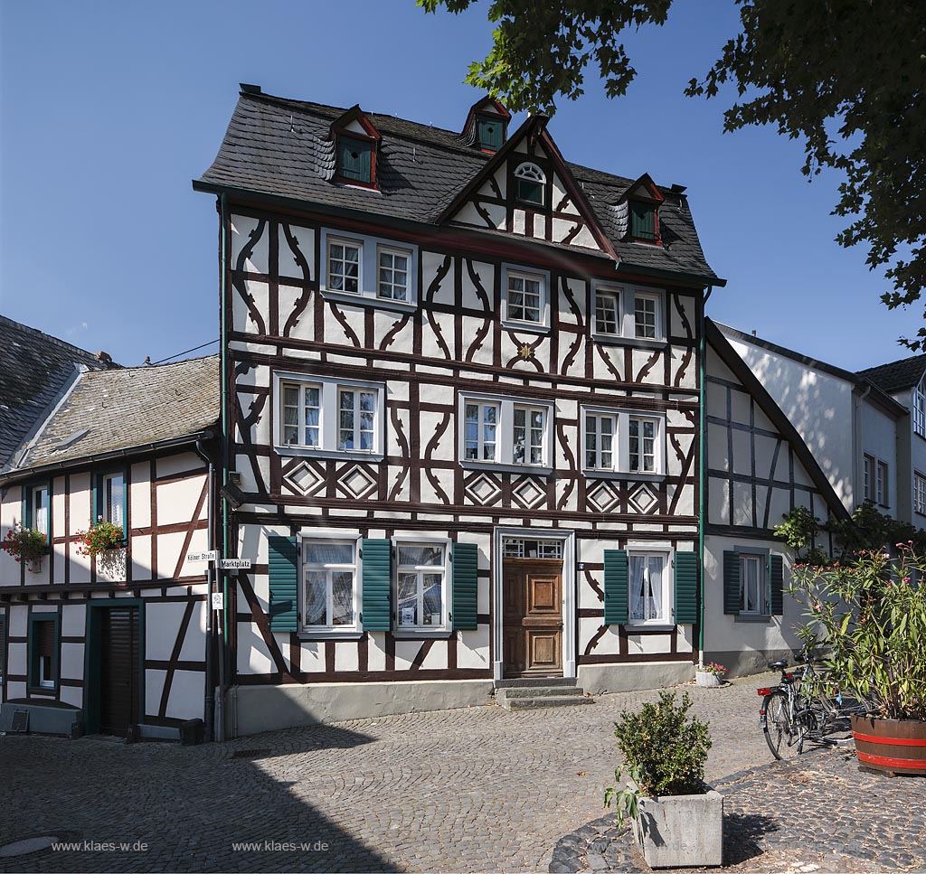 Erpel, Markt und Fachwerkhaeuser; Erpel, market square with frame houses.