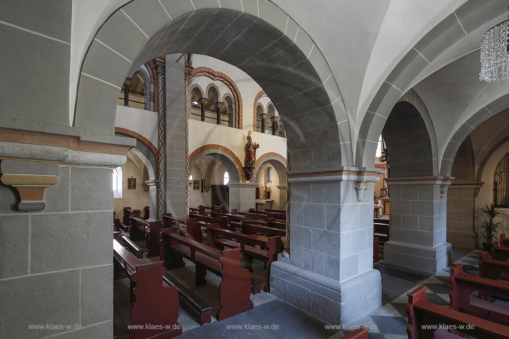 Erpel, Pfarrkirche St. Severin, eine spaetgotische Pfeilerbasilika von 1240, Blick vom oestlichen ins suedliche Seitenschiff; Erpel, parish church St. Severin, view from the eastern aisle to the southern aisle.