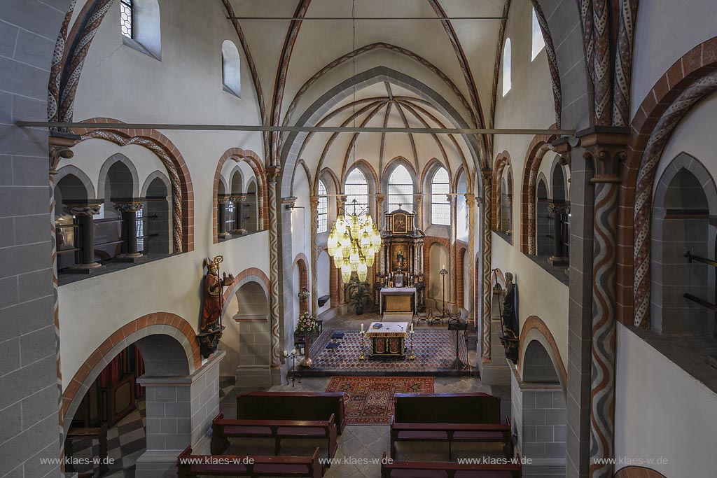 Erpel, Pfarrkirche St. Severin, eine spaetgotische Pfeilerbasilika von 1240, Blick von der Empore zum Chor; Erpel, parish church St. Severin, view from the gallery to the choir.