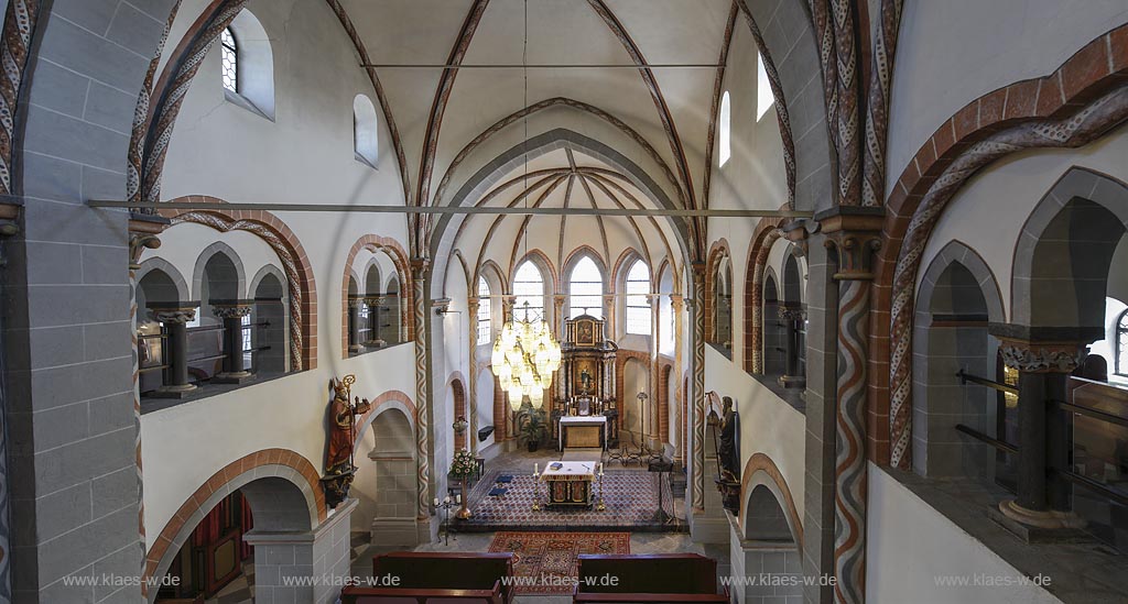 Erpel, Pfarrkirche St. Severin, eine spaetgotische Pfeilerbasilika von 1240, Blick von der Empore zum Chor; Erpel, parish church St. Severin, view from the gallery to the choir.