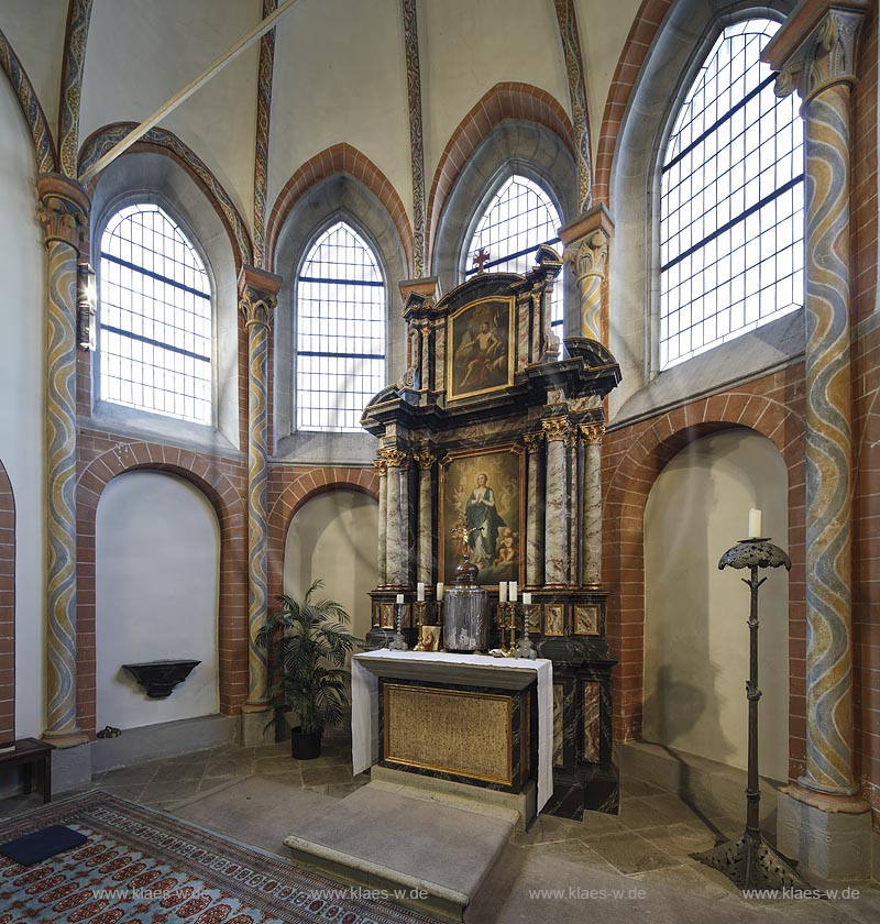 Erpel, Pfarrkirche St. Severin, eine spaetgotische Pfeilerbasilika von 1240, Chor mit Altar; Erpel, parish church St. Severin, choir with altar.