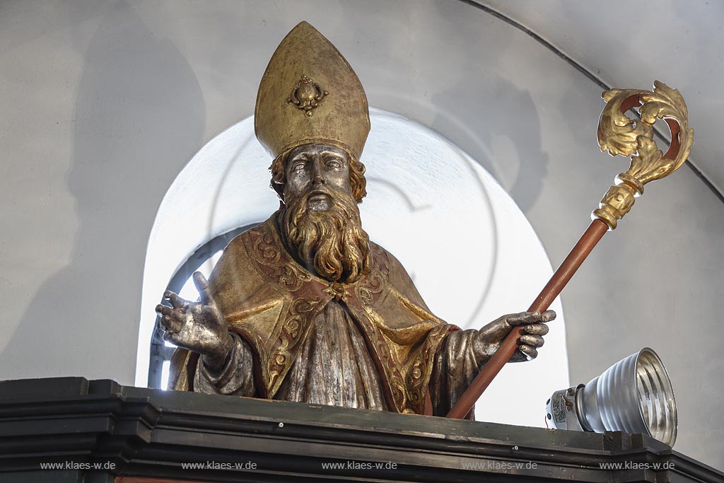 Erpel, Pfarrkirche St. Severin, eine spaetgotische Pfeilerbasilika von 1240, Nikolaus-Bueste aus dem 18. Jahrhundert; Erpel, parish church St. Severin, bust Nikolaus-Bueste.