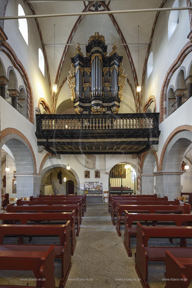 Erpel, Pfarrkirche St. Severin, eine spaetgotische Pfeilerbasilika von 1240, Blick durchs Langhaus zur Orgelempore; Erpel, parish church St. Severin, view through the naveto the organ loft.