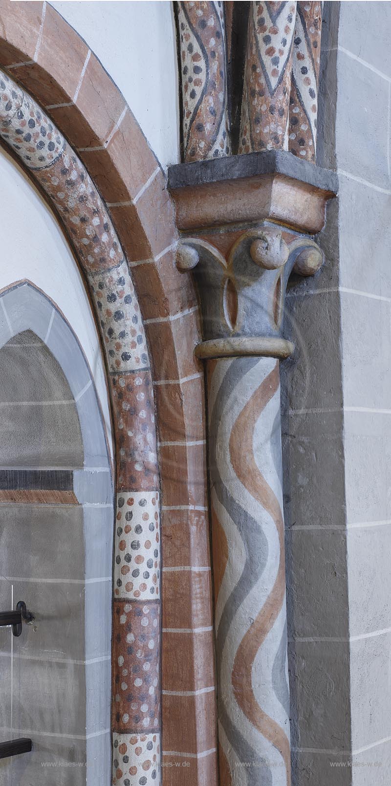 Erpel, Pfarrkirche St. Severin, eine spaetgotische Pfeilerbasilika von 1240, Saeule mit Konsole; Erpel, parish church St. Severin, pillar with bracket.