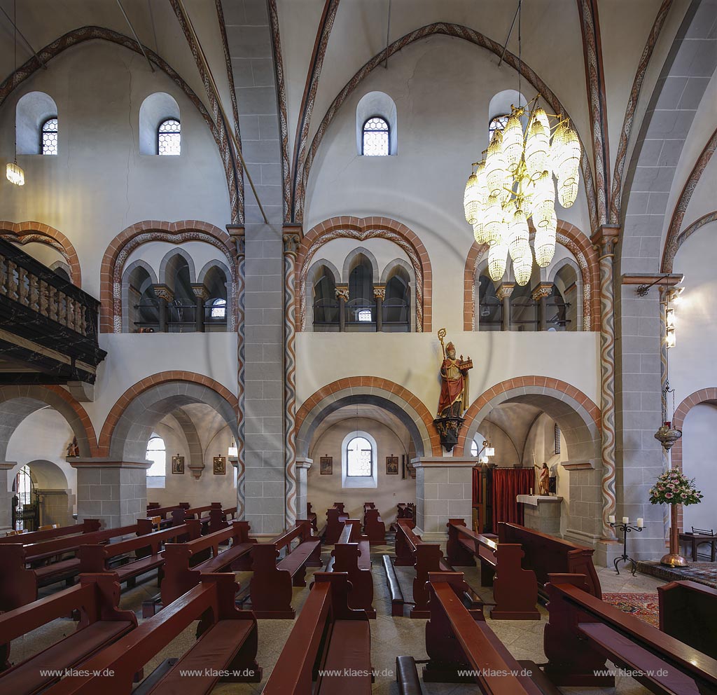 Erpel, Pfarrkirche St. Severin, eine spaetgotische Pfeilerbasilika von 1240, suedliches Seitenschiff; Erpel, parish church St. Severin, southern aisle.