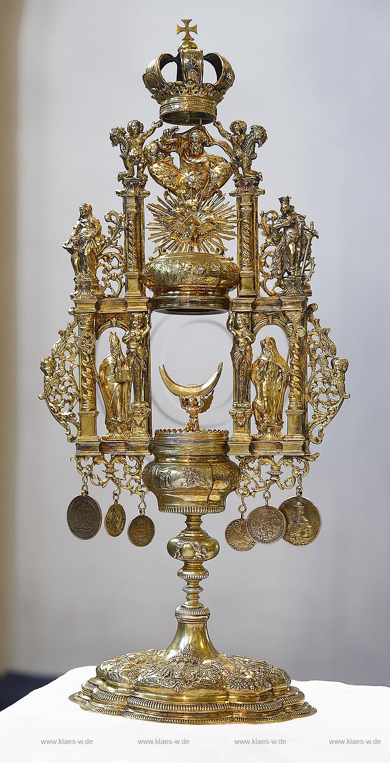 Erpel, Pfarrkirche St. Severin, eine spaetgotische Pfeilerbasilika von 1240, Turmmonstranz; Erpel, parish church St. Severin, monstrance Turmmonstranz.