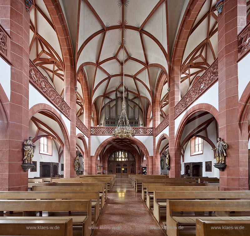 Geisenheim, Rheingauer Dom wird die katholische Pfarrkirche Heilig Kreuz in Geisenheim im Rheingau genannt. Die spaetgotische Hallenkirche entstand grtenteils 1510 bis 1518 als der in Geisenheim geborene Baumeister Philipp Hoffmann nahm 1834 bis 1838 einen neogotischen Umbau vor. U.a. wurde die Woelbung des Langhauses verndert. Die Orgel wurde 1842 von den Gebruedern Stumm erbaut. Das Instrument hat 33 Register auf zwei Manualen und Pedal. Zahlreiche Register von Stumm sind original erhalten. Die Bezeichnung Dom erhielt der Bau aufgrund seiner Groee und Bedeutung im Vergleich zu anderen Kirchen der Region. Sitz eines Bischofs war sie nie; Geisenheim, Rheingauer cathedral.