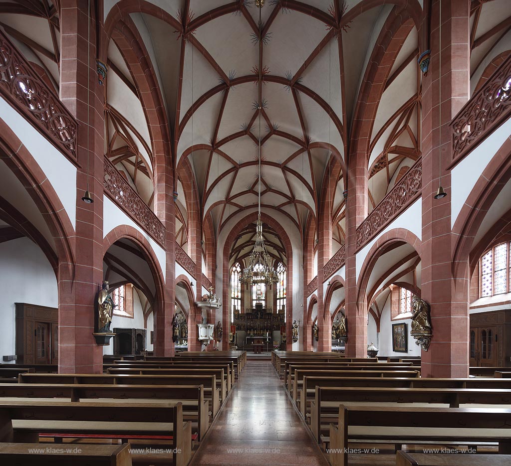 Geisenheim, Rheingauer Dom wird die katholische Pfarrkirche Heilig Kreuz in Geisenheim im Rheingau genannt. Die spaetgotische Hallenkirche entstand grtenteils 1510 bis 1518 als der in Geisenheim geborene Baumeister Philipp Hoffmann nahm 1834 bis 1838 einen neogotischen Umbau vor. U.a. wurde die Woelbung des Langhauses verndert. Aus der Zeit der Spaetgotik erhalten ist noch das Netzgewoelbe des Chores sowie der sogenannte Dreikoenigsaltar. 1886 wurde der neogotische Hochaltar eingefuegt. Die Bezeichnung Dom erhielt der Bau aufgrund seiner Groee und Bedeutung im Vergleich zu anderen Kirchen der Region. Sitz eines Bischofs war sie nie; Geisenheim, Rheingauer cathedral.