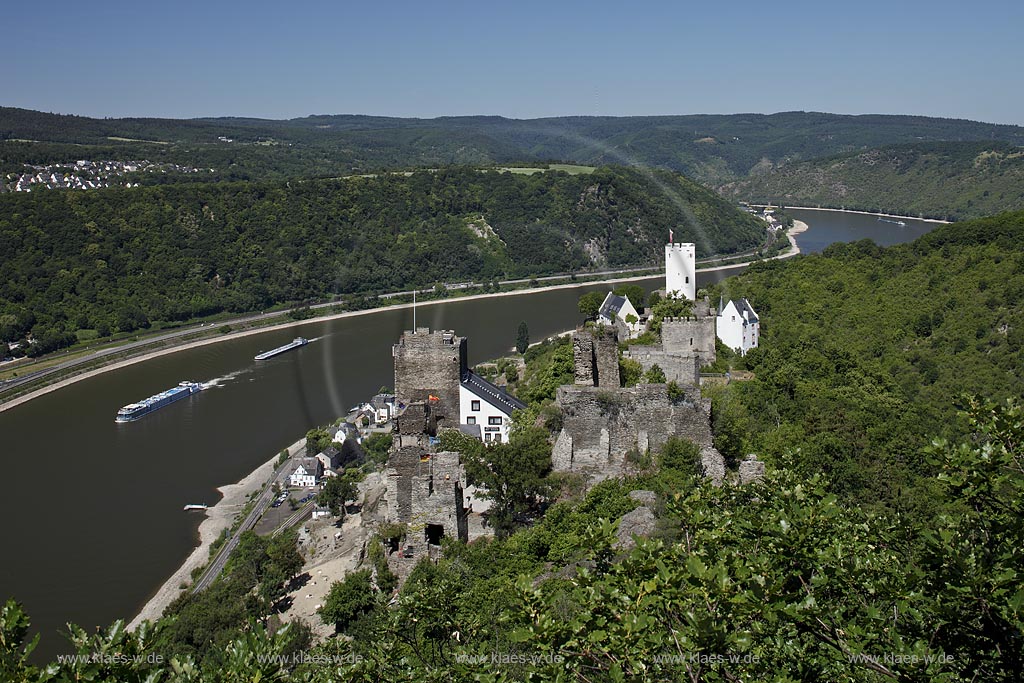 Kamp-Bornhofen,  Burg Sterrenberg und Liebenstein, die Feindlichen Brueder sind eine im spaeten 16. Jahrhundert entstandene deutsche Sage um die unmittelbar beieinander liegenden Burgen Sterrenberg und Liebenstein im UNESCO-Welterbe Oberes Mittelrheintal bei Kamp-Bornhofen.Durch die grosse Bekanntheit der Sage und die einmalige Lage der Burgen, die von zwei Schildmauern voneinander getrennt werden, werden die beiden Burgen selber als die Feindlichen Brueder bezeichnet und sind landlaeufig eher als solche, als unter ihren richtigen Namen bekannt, Binnenschiffaht mit Flusskreuzfahrtsschiff MS Bellevue Transocean Kreuzfahrten Reederei; Kamp-Bornhofen, view to castle Sterrenber left and castle Liebenstein right side.