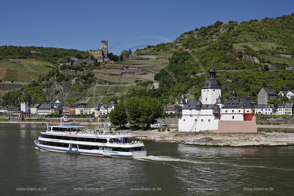 Kaub, Blick mit Pfalzgrafenstein und Burg Gutenfels. Die Burg Gutenfels steht auf einem Felssporn 110 Meter ber der Stadt Kaub im UNESCO-Welterbe Oberes Mittelrheintal in Rheinland-Pfalz. Sie ist ein selten gut erhaltenes Beispiel des staufischen Burgenbau, Fahrgastschiff Vater Rhein; Kaub, view with Pfalzgrafenstein and castle Gutenfels.