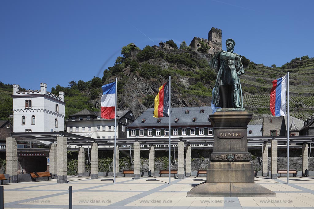 Kaub, Bluecher-Denkmal und Burg Gutenfels. Die Burg Gutenfels steht auf einem Felssporn 110 Meter ber der Stadt Kaub im UNESCO-Welterbe Oberes Mittelrheintal in Rheinland-Pfalz. Sie ist ein selten gut erhaltenes Beispiel des staufischen Burgenbaus; Kaub, benchmark of Bluecher and castle Gutenfels.