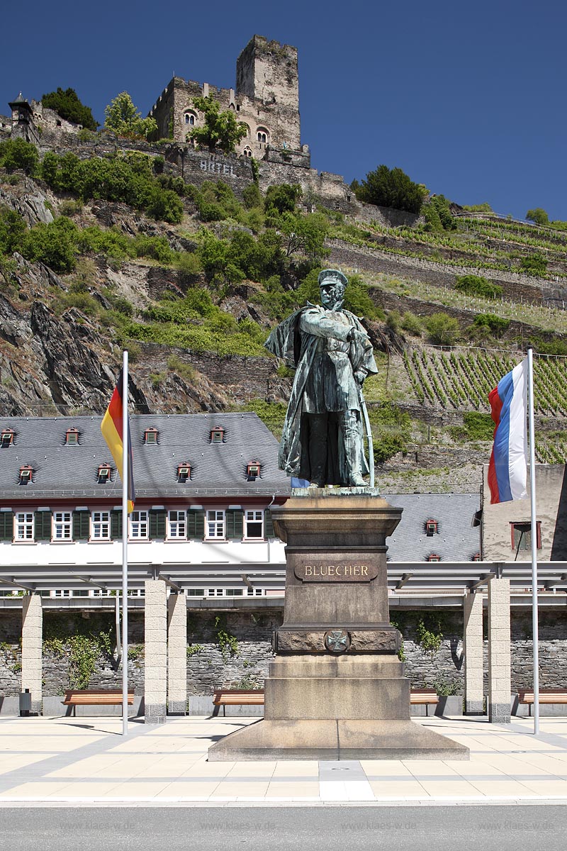 Kaub, Bluecher-Denkmal und Burg Gutenfels. Die Burg Gutenfels steht auf einem Felssporn 110 Meter ber der Stadt Kaub im UNESCO-Welterbe Oberes Mittelrheintal in Rheinland-Pfalz. Sie ist ein selten gut erhaltenes Beispiel des staufischen Burgenbaus; Kaub, benchmark of Bluecher and castle Gutenfels.