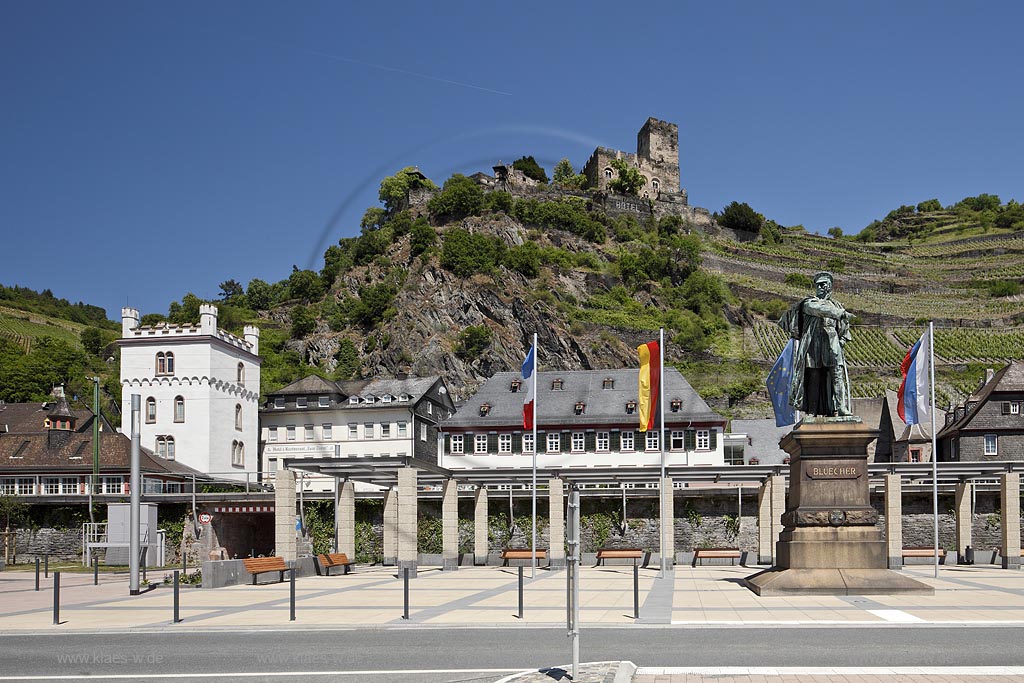 Kaub, Bluecher-Denkmal und Burg Gutenfels. Die Burg Gutenfels steht auf einem Felssporn 110 Meter ber der Stadt Kaub im UNESCO-Welterbe Oberes Mittelrheintal in Rheinland-Pfalz. Sie ist ein selten gut erhaltenes Beispiel des staufischen Burgenbaus; Kaub, benchmark of Bluecher and castle Gutenfels.