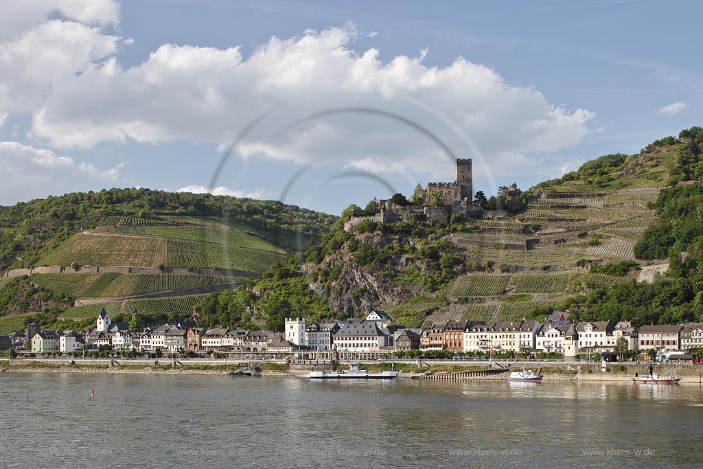 Kaub, Blick auf Burg Gutenfels. Die Burg Gutenfels steht auf einem Felssporn 110 Meter ber der Stadt Kaub im UNESCO-Welterbe Oberes Mittelrheintal in Rheinland-Pfalz. Sie ist ein selten gut erhaltenes Beispiel des staufischen Burgenbaus; Kaub, view to castle Gutenfels.