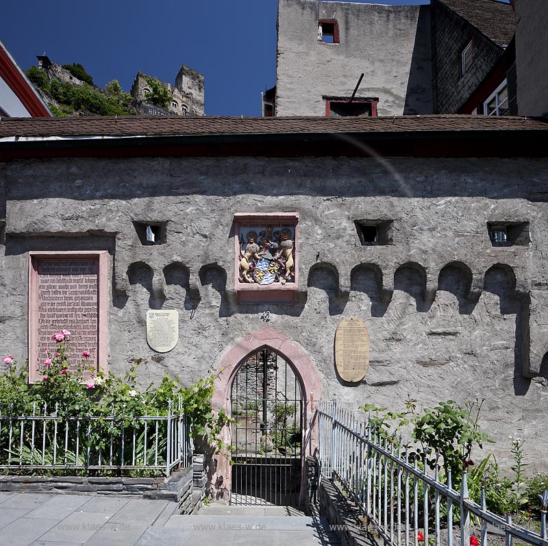 Kaub, die ehemalige Zollschreiberei Zollstrae 42 wurde 1552 auf der alten Stadtmauer erbaut und diente als kurpfaelzisches Amtshaus bis 1801. Seither befindet es sich in Privatbesitz. Von 1485 stammt das in die Stadtmauer eingelassene Wappen des Pfalzgrafen bei Rhein; Kaub, once duty-paperwork.