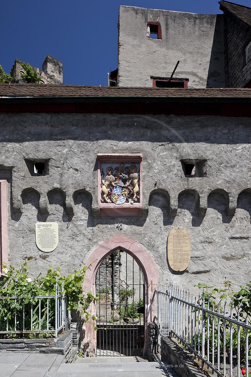 Kaub, die ehemalige Zollschreiberei Zollstrae 42 wurde 1552 auf der alten Stadtmauer erbaut und diente als kurpfaelzisches Amtshaus bis 1801. Seither befindet es sich in Privatbesitz. Von 1485 stammt das in die Stadtmauer eingelassene Wappen des Pfalzgrafen bei Rhein; Kaub, once duty-paperwork.