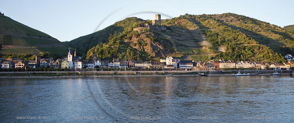 Kaub, Panorama mit Pfalzgrafenstein und  Burg Gutenfels. Die Burg Gutenfels steht auf einem Felssporn 110 Meter ber der Stadt Kaub im UNESCO-Welterbe Oberes Mittelrheintal in Rheinland-Pfalz. Sie ist ein selten gut erhaltenes Beispiel des staufischen Burgenbaus; Kaub, panorama with Pfalzgrafenstein and castle Gutenfels.