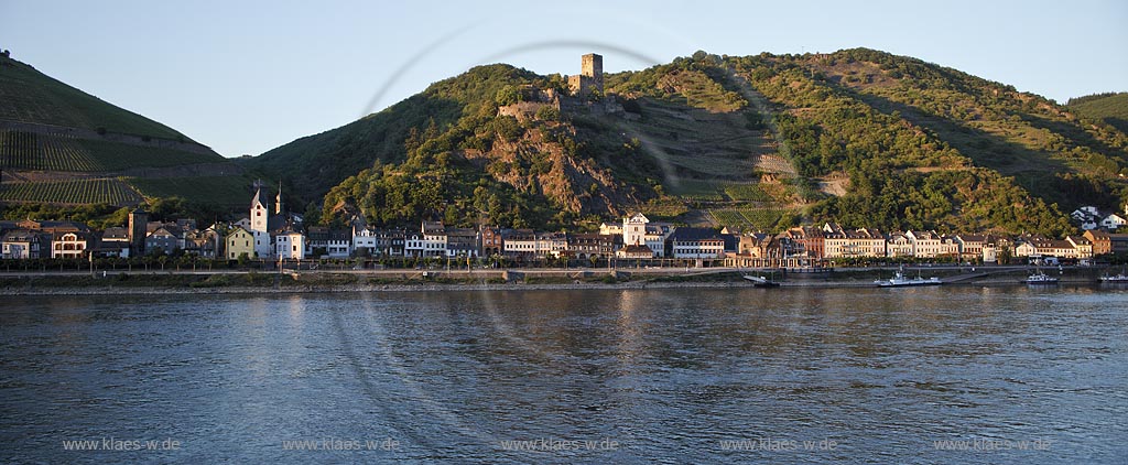 Kaub, Panorama mit Pfalzgrafenstein und  Burg Gutenfels. Die Burg Gutenfels steht auf einem Felssporn 110 Meter ber der Stadt Kaub im UNESCO-Welterbe Oberes Mittelrheintal in Rheinland-Pfalz. Sie ist ein selten gut erhaltenes Beispiel des staufischen Burgenbaus; Kaub, panorama with Pfalzgrafenstein and castle Gutenfels.