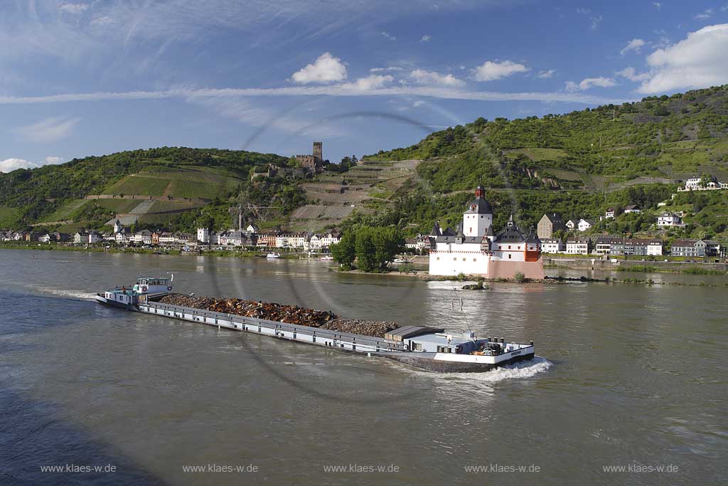 Kaub, Blick ueber den Rhein mit Pfalzgrafenstein, die Pfalz zur Burg Gutenfels; View over Rhine river with Pfalz to castle Gutenfels