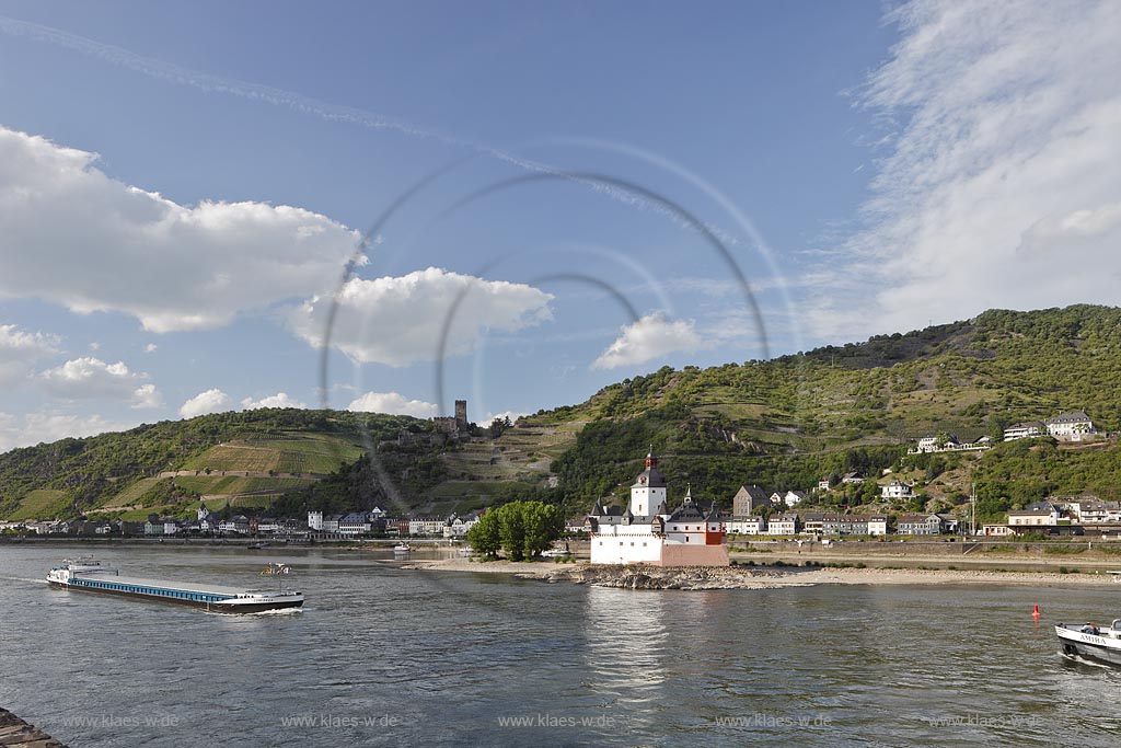 Kaub, Blick mit Rhein und Schifffahrt auf Pfalzgrafenstein und Burg Gutenfels. Die Burg Gutenfels steht auf einem Felssporn 110 Meter ber der Stadt Kaub im UNESCO-Welterbe Oberes Mittelrheintal in Rheinland-Pfalz. Sie ist ein selten gut erhaltenes Beispiel des staufischen Burgenbaus; Kaub, view with Rhine and shipping to Pfalzgrafenstein and castle Gutenfels.