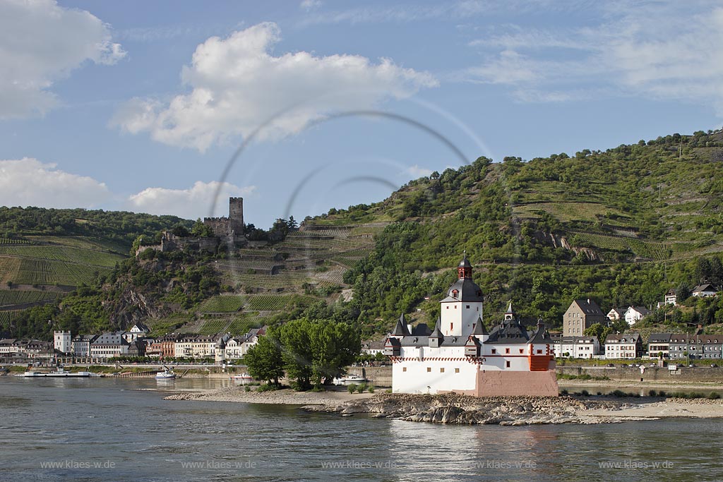 Kaub, Blick mit Pfalzgrafenstein und Burg Gutenfels. Die Burg Gutenfels steht auf einem Felssporn 110 Meter ber der Stadt Kaub im UNESCO-Welterbe Oberes Mittelrheintal in Rheinland-Pfalz. Sie ist ein selten gut erhaltenes Beispiel des staufischen Burgenbaus; Kaub, view with Pfalzgrafenstein and castle Gutenfels.