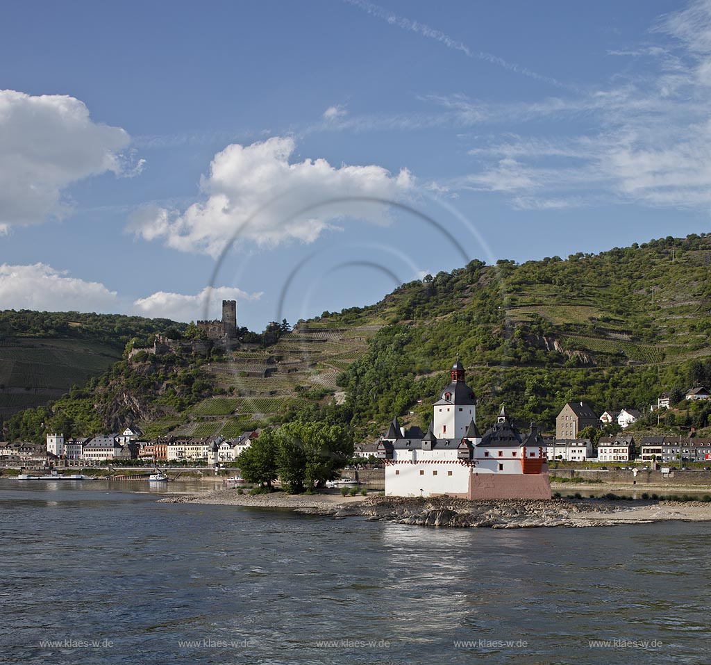 Kaub, Blick mit Pfalzgrafenstein und Burg Gutenfels. Die Burg Gutenfels steht auf einem Felssporn 110 Meter ber der Stadt Kaub im UNESCO-Welterbe Oberes Mittelrheintal in Rheinland-Pfalz. Sie ist ein selten gut erhaltenes Beispiel des staufischen Burgenbaus; Kaub, view with Pfalzgrafenstein and castle Gutenfels.