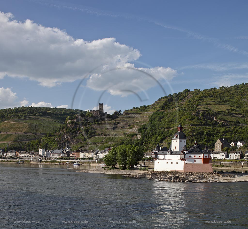 Kaub, Blick mit Rhein auf  Pfalzgrafenstein und Burg Gutenfels. Die Burg Gutenfels steht auf einem Felssporn 110 Meter ber der Stadt Kaub im UNESCO-Welterbe Oberes Mittelrheintal in Rheinland-Pfalz. Sie ist ein selten gut erhaltenes Beispiel des staufischen Burgenbaus; Kaub, view with Rhine to Pfalzgrafenstein and castle Gutenfels.