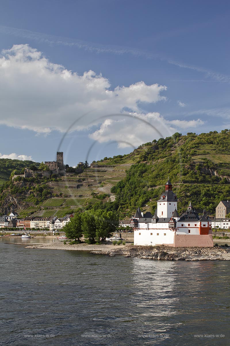 Kaub, Blick mit Rhein auf  Pfalzgrafenstein und Burg Gutenfels. Die Burg Gutenfels steht auf einem Felssporn 110 Meter ber der Stadt Kaub im UNESCO-Welterbe Oberes Mittelrheintal in Rheinland-Pfalz. Sie ist ein selten gut erhaltenes Beispiel des staufischen Burgenbaus; Kaub, view with Rhine to Pfalzgrafenstein and castle Gutenfels.