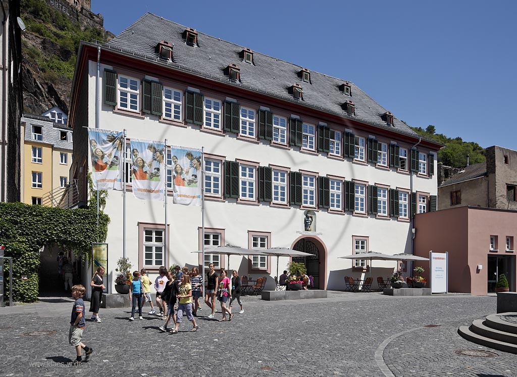 Kaub, Rheinsteig-Jugendherberge mit einer Gruppe Kinder, Jugendliche vor der Herberge. Die Rheinsteig-Jugendherberge in historischem Ambiente liegt im Zentrum des Rheinstdtchens Kaub; Kaub, youth-hostel Rheinsteig.