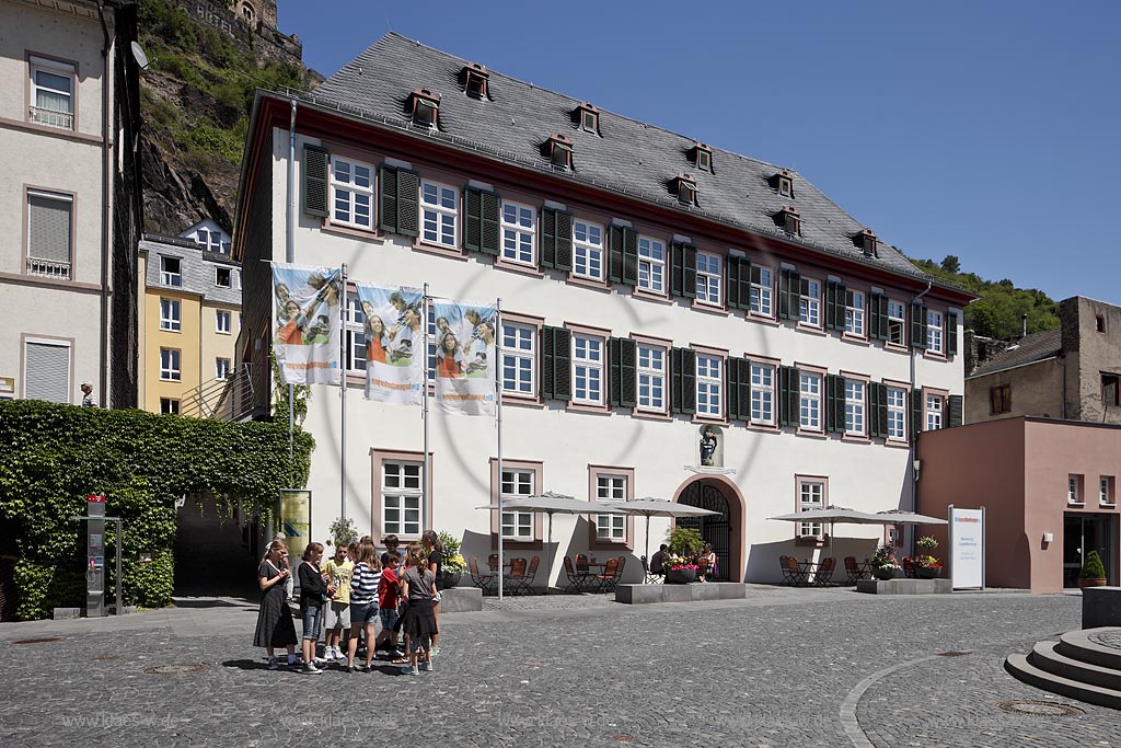 Kaub, Rheinsteig-Jugendherberge mit einer Gruppe Kinder, Jugendliche vor der Herberge. Die Rheinsteig-Jugendherberge in historischem Ambiente liegt im Zentrum des Rheinstdtchens Kaub; Kaub, youth-hostel Rheinsteig.