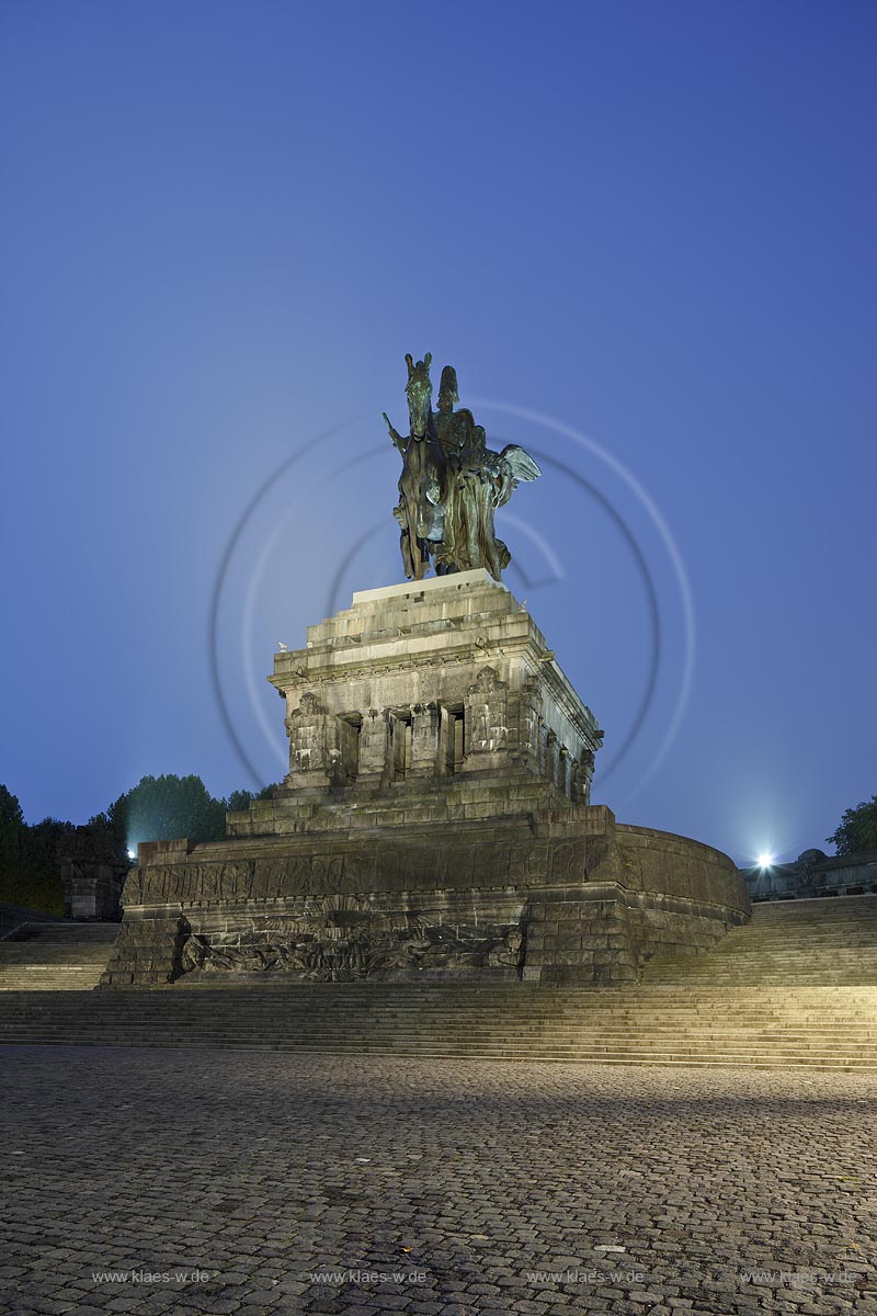 Koblenz, Deutsches Eck, Morgenstimmung blaue Stunde illuminiertes monumentales Reiterstanbild Kaiser Wilhelm I., Nebelstimmung; Koblenz Deutsches Eck equestrian statue of emperor Wilhem I. during blue hour, illuminated in fog.
