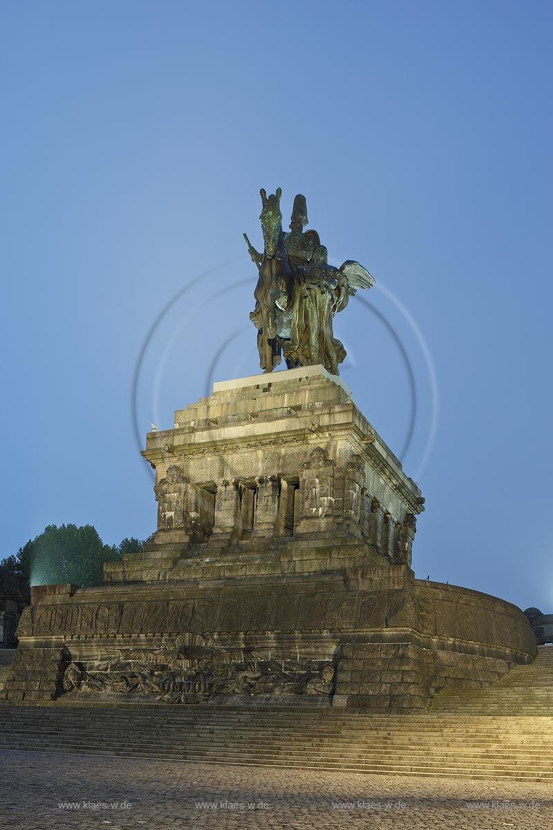 Koblenz, Deutsches Eck, Morgenstimmung blaue Stunde illuminiertes monumentales Reiterstanbild Kaiser Wilhelm I., Nebelstimmung; Koblenz Deutsches Eck equestrian statue of emperor Wilhem I. during blue hour, illuminated in fog.