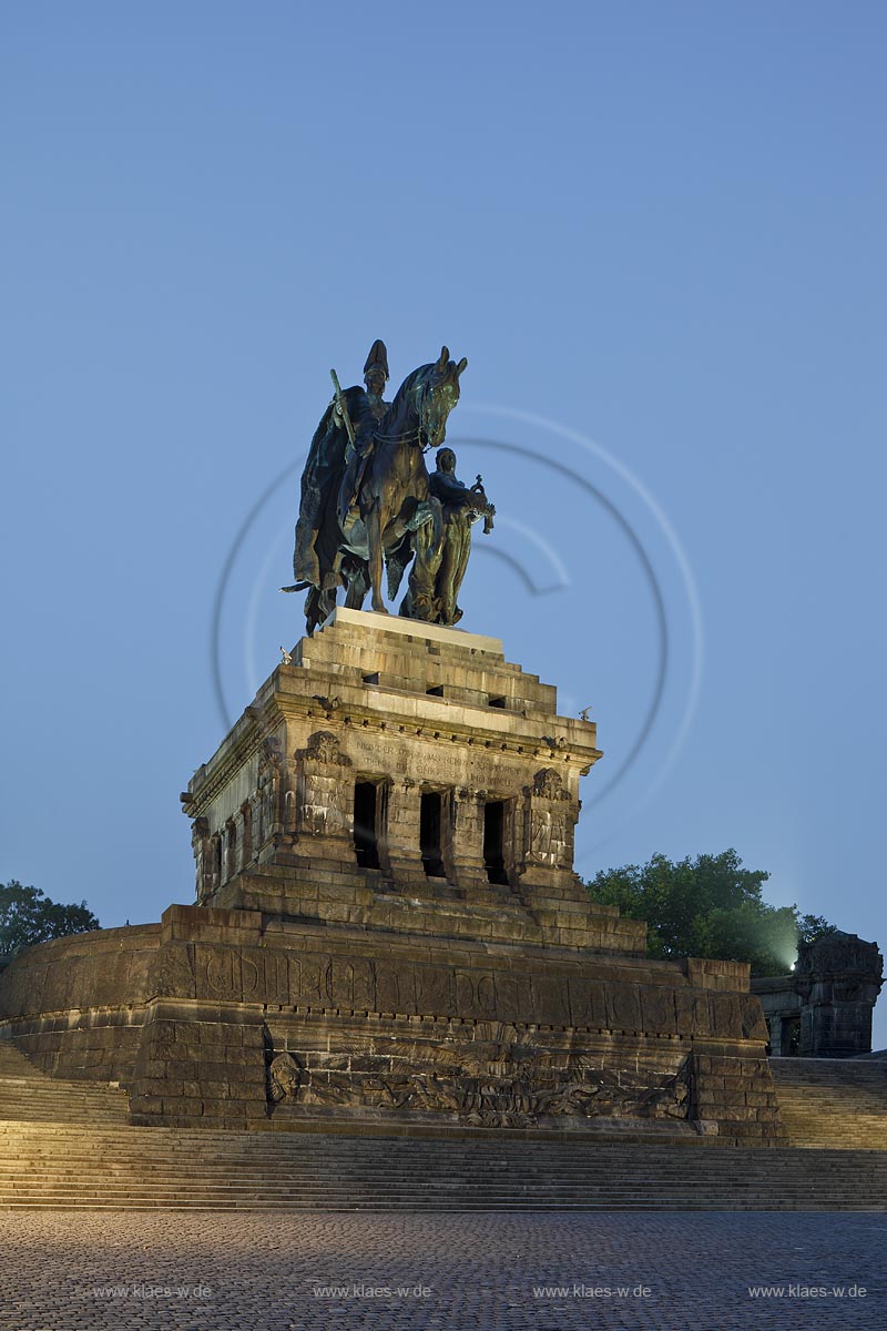 Koblenz, Deutsches Eck, Morgenstimmung blaue Stunde illuminiertes monumentales Reiterstanbild Kaiser Wilhelm I., Nebelstimmung; Koblenz Deutsches Eck equestrian statue of emperor Wilhem I. during blue hour, illuminated in fog.