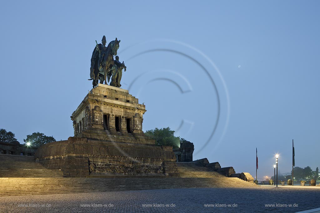 Koblenz, Deutsches Eck, Morgenstimmung blaue Stunde illuminiertes monumentales Reiterstanbild Kaiser Wilhelm I., Nebelstimmung; Koblenz Deutsches Eck equestrian statue of emperor Wilhem I. during blue hour, illuminated in fog.