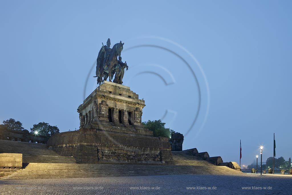 Koblenz, Deutsches Eck, Morgenstimmung blaue Stunde illuminiertes monumentales Reiterstanbild Kaiser Wilhelm I., Nebelstimmung; Koblenz Deutsches Eck equestrian statue of emperor Wilhem I. during blue hour, illuminated in fog.