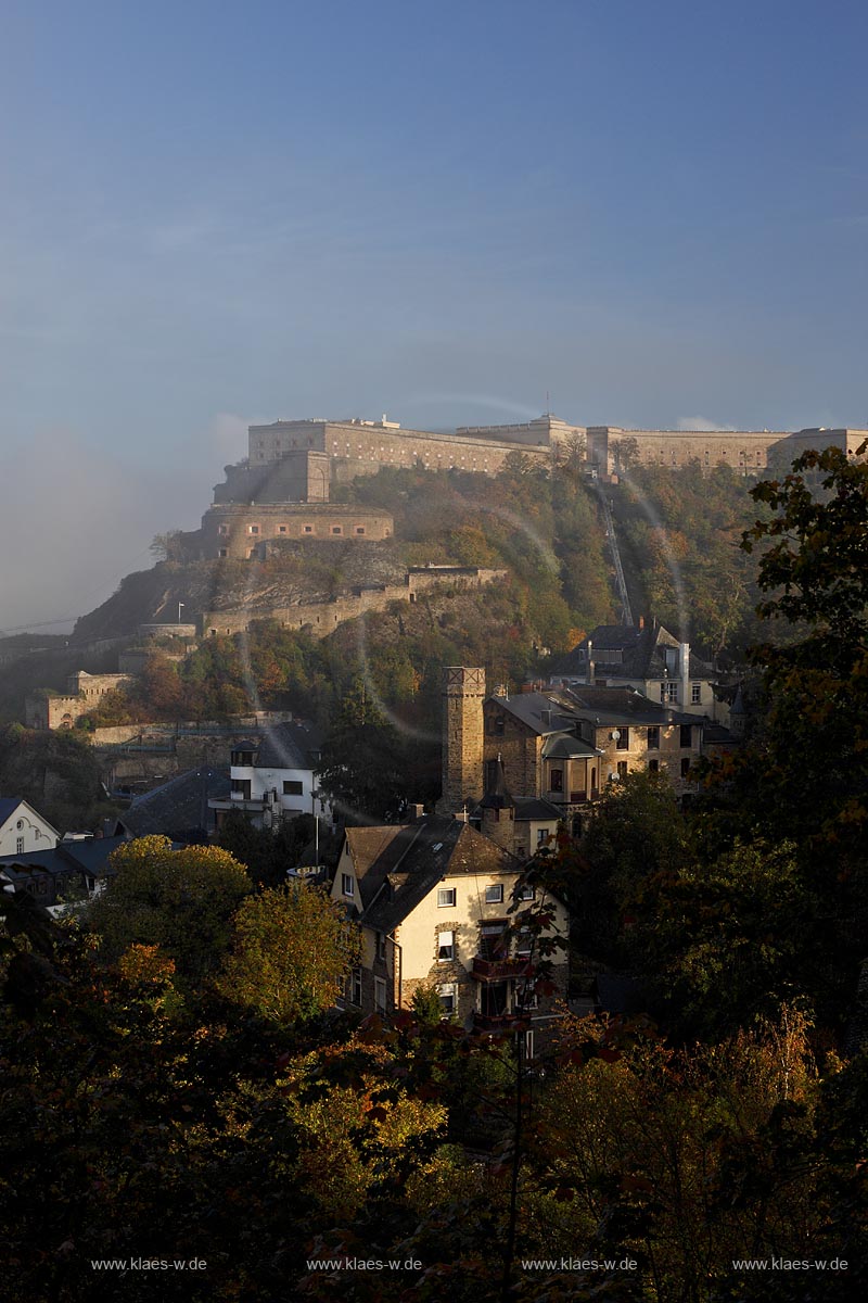 Koblenz, Morgenstimmung mit Nebel ueber der Mosel links im Hintergrund und Blick zur Festung Ehrenbreitstein, eine seit dem 16. Jahrhundert bestehende, urspruenglich kurtrierische, spaeter preusssche Befestigungsanlage; Koblenz, view to the fortress Ehrenbreitstein