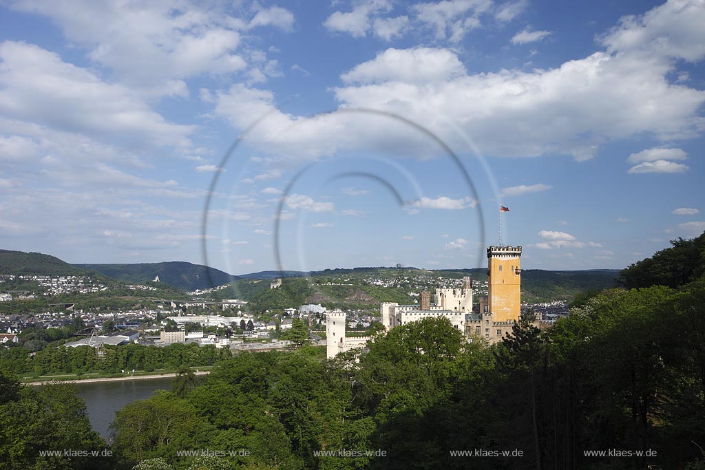 Koblenz-Stolzenfels, Blick ber Schloss Stolzenfels mit Rhein nach Lahnstein mit Koster Allerheiligenberg und Bug Lahneck im fernen Hintergrund; Koblenz Stolzenfels view onto the castle Stolzenfels with Lahnstein and cloister Allerheiligenberg and castle Lahneck in the background