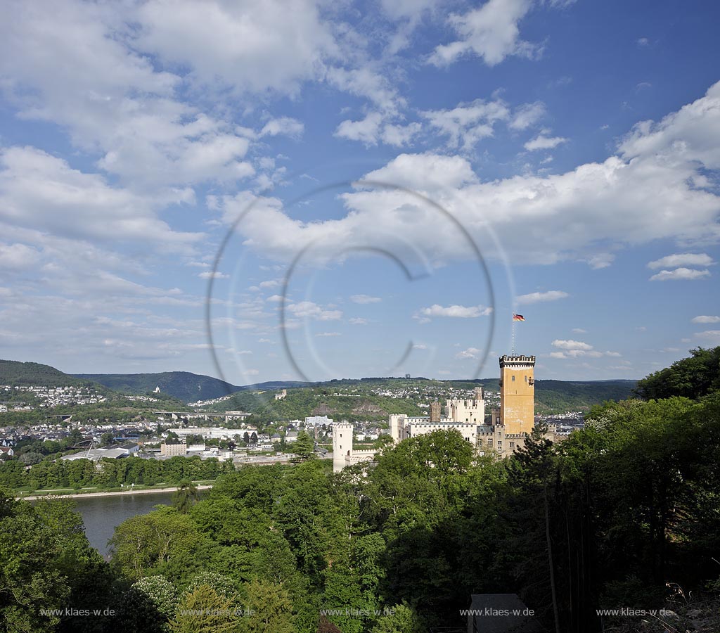 Koblenz-Stolzenfels, Blick ber Schloss Stolzenfels mit Rhein nach Lahnstein mit Koster Allerheiligenberg und Bug Lahneck im fernen Hintergrund; Koblenz Stolzenfels view onto the castle Stolzenfels with Lahnstein and cloister Allerheiligenberg and castle Lahneck in the background