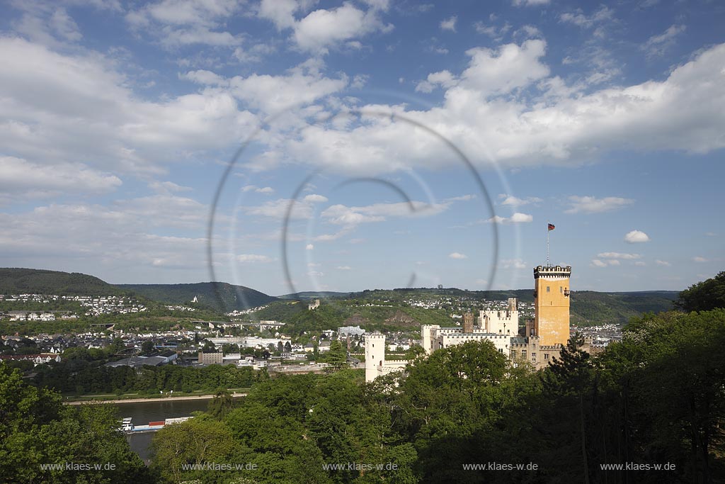 Koblenz-Stolzenfels, Blick ber Schloss Stolzenfels mit Rhein nach Lahnstein mit Koster Allerheiligenberg und Bug Lahneck im fernen Hintergrund; Koblenz Stolzenfels view onto the castle Stolzenfels with Lahnstein and cloister Allerheiligenberg and castle Lahneck in the background