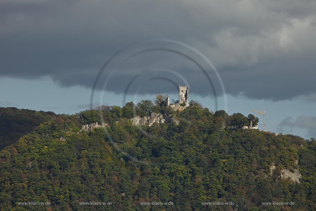 Koenigswinter, Blick zum Drachenfels mit der Burgruine in Wolkenstimmung; Koenigswinter, view onto castle ruin Drachenfels with clouds