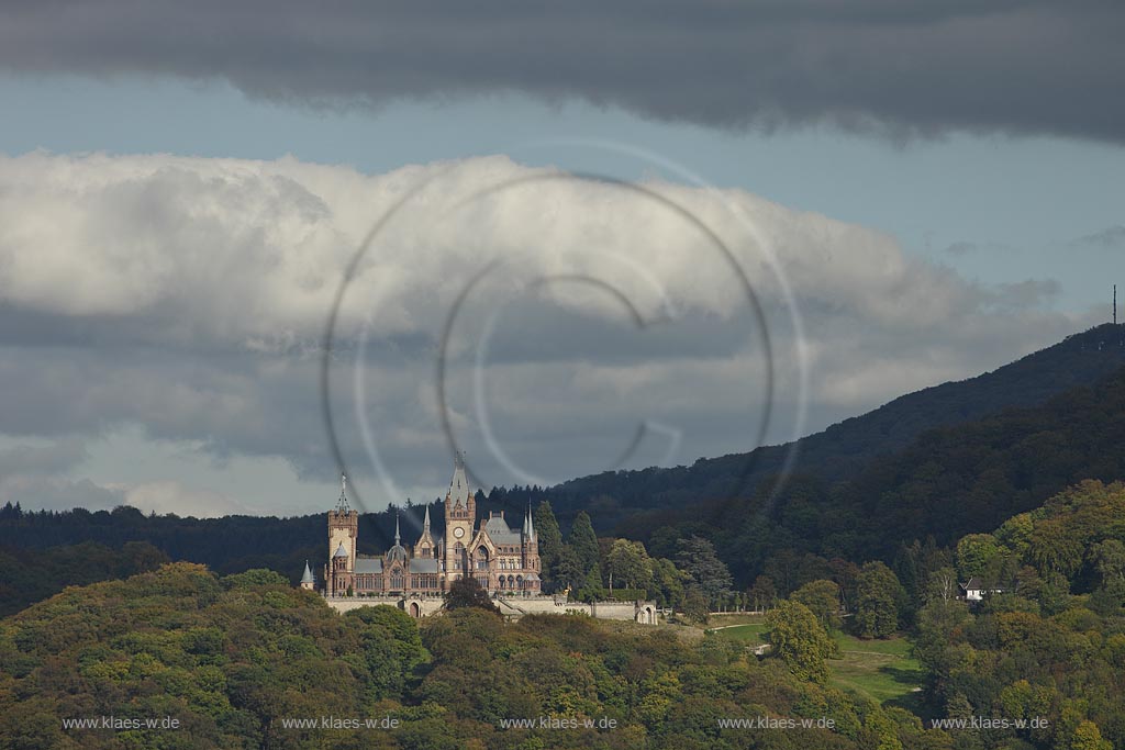 Koenigswinter, Blick zum Schloss Drachenburg in Wolkenstimmung; Koenigswinter, view onto castle Drachenburg with clouds