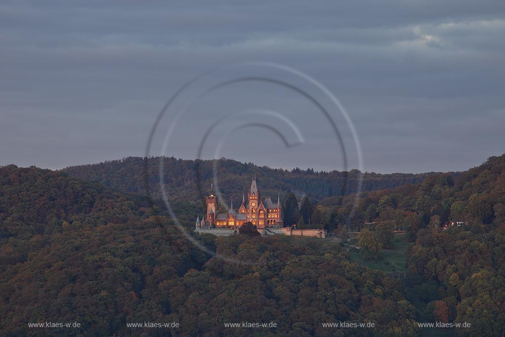 Koenigswinter, Blick zum Schloss Drachenburg in Abendstimmung von der untergehenden Sonne angestrahlt; Koenigswinter, view onto castle Drachenburg during sunset light