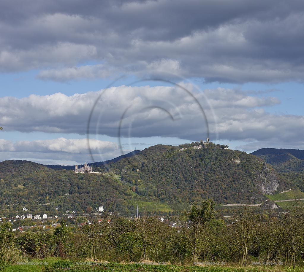 Koenigswinter, Blick zum Siebengebirge mit  Schloss Drachenburg und Drachenfels mit Burgruine in Wolkenstimmung mit klarer Fernsicht; Koenigswinter, view onto Siebengebirge with castle Drachenburg and Drachenfels with clouds.