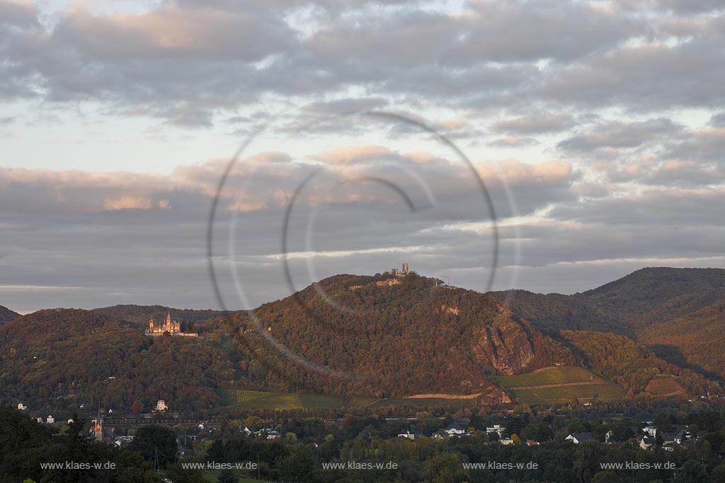 Koenigswinter, Blick zum Siebengebirge mit  Schloss Drachenburg und Drachenfels mit Burgruine in Wolkenstimmung mit klarer Fernsicht von der Abendsonne angestrahlt; Koenigswinter, view onto Siebengebirge with castle Drachenburg and Drachenfels with clouds during sunset light